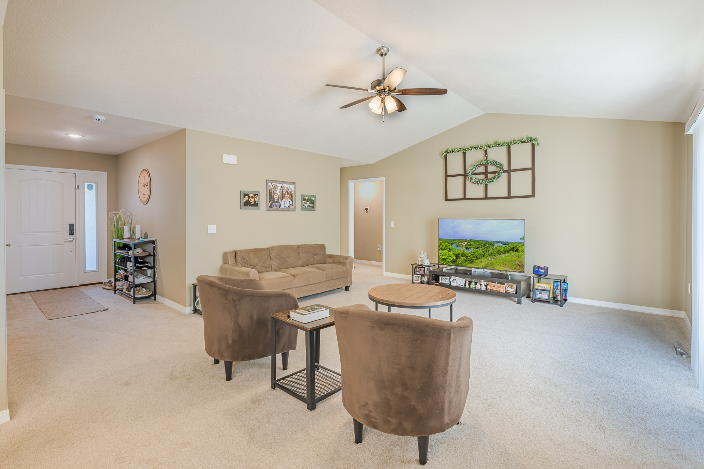 Living room before virtual staging